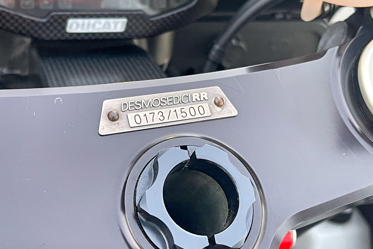 Placa de numeración de la moto