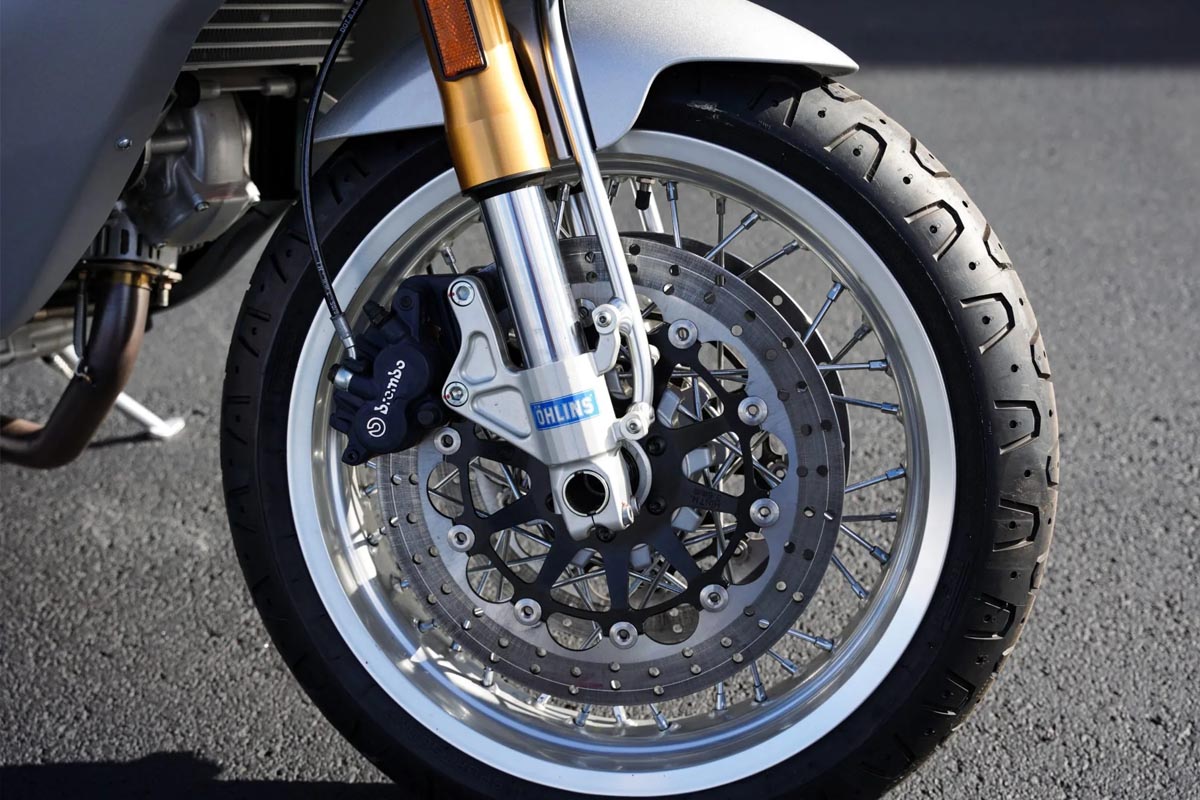 Brembo y Öhlins están presentes en la moto