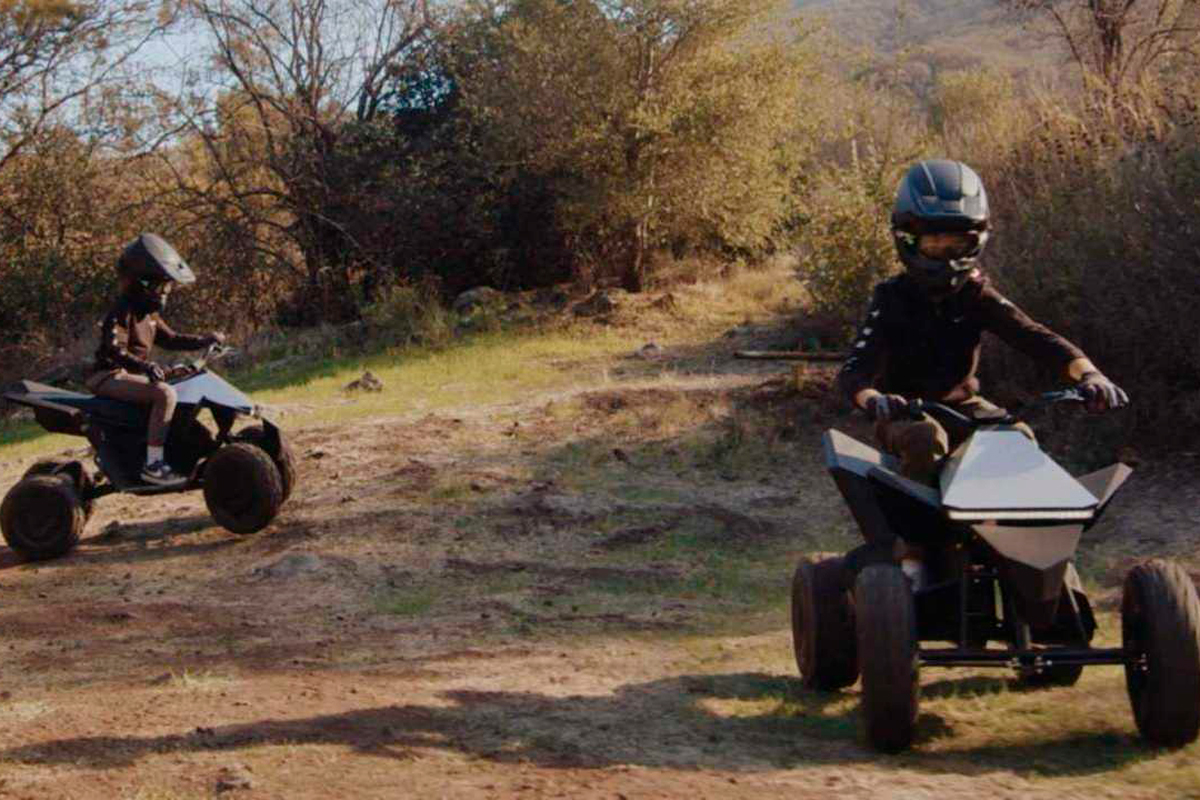 Niños felices sobre su Tesla Cyberquad, ¿se puede pedir algo más a la vida?