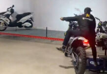 ... que topa con una moto de exposición