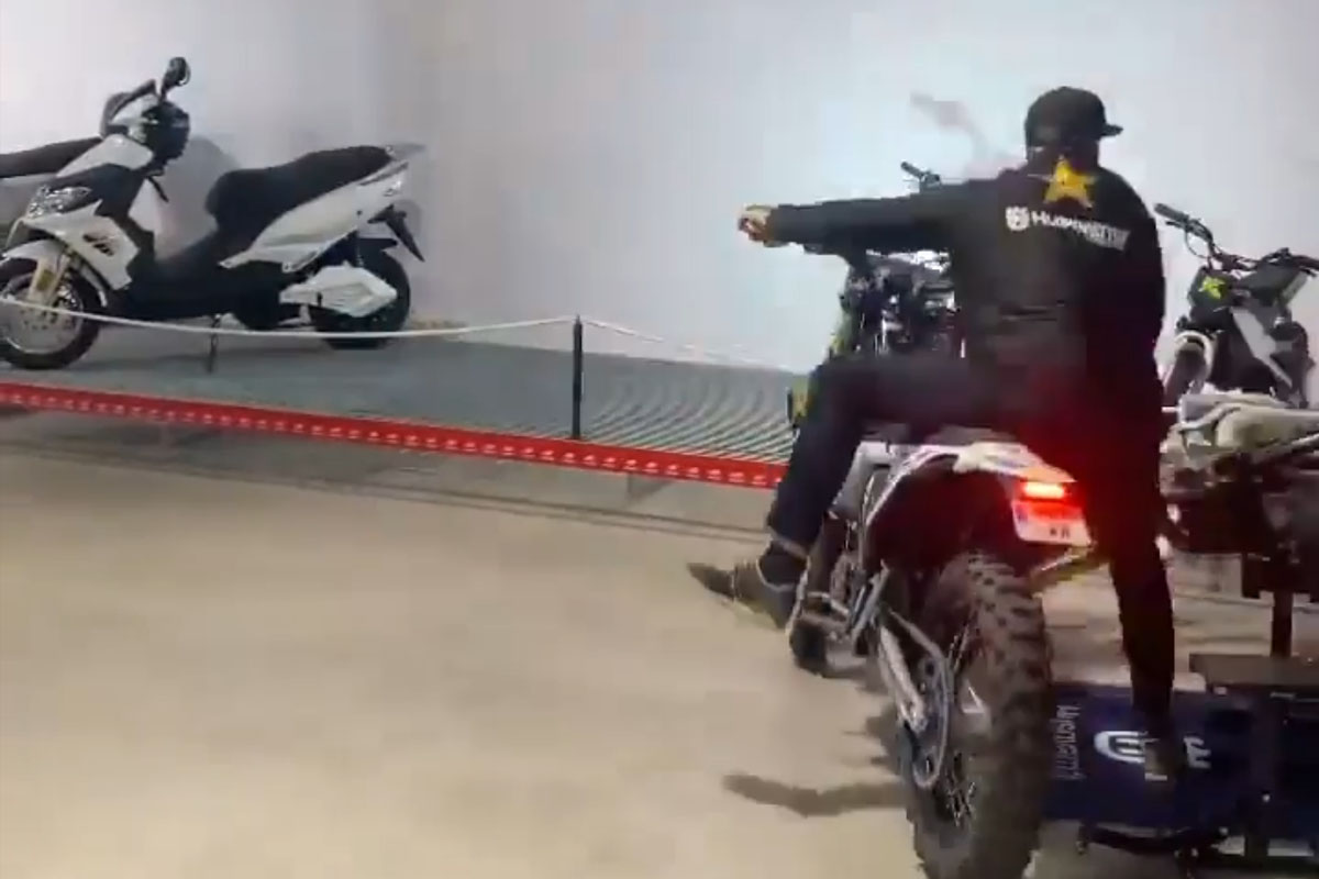 ... que topa con una moto de exposición