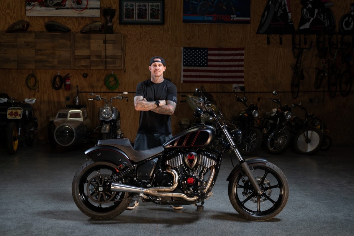 Carey Hart junto a la Indian Chief Custom