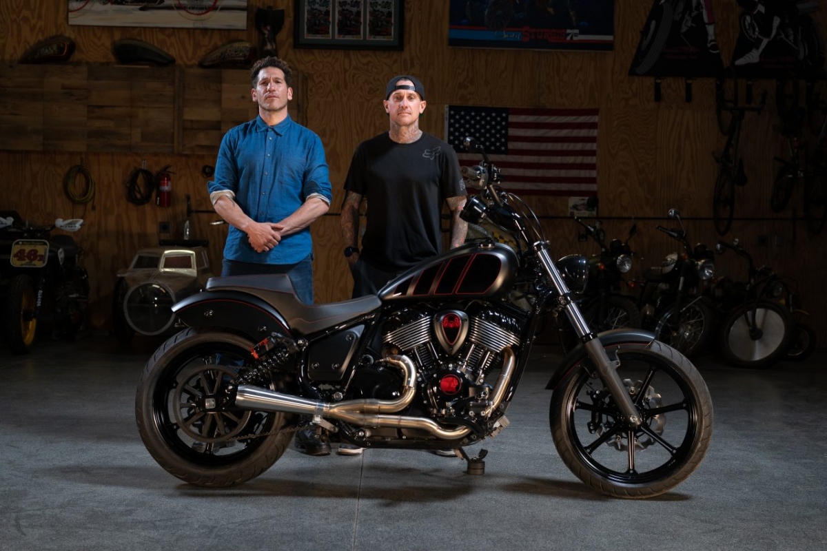Jon Bernthal y Carey Hart junto a la Indian Chief Custom
