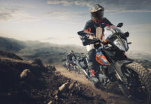 La nueva KTM 390 Adventure 2022 se mueve como pez en el agua por caminos de tierra