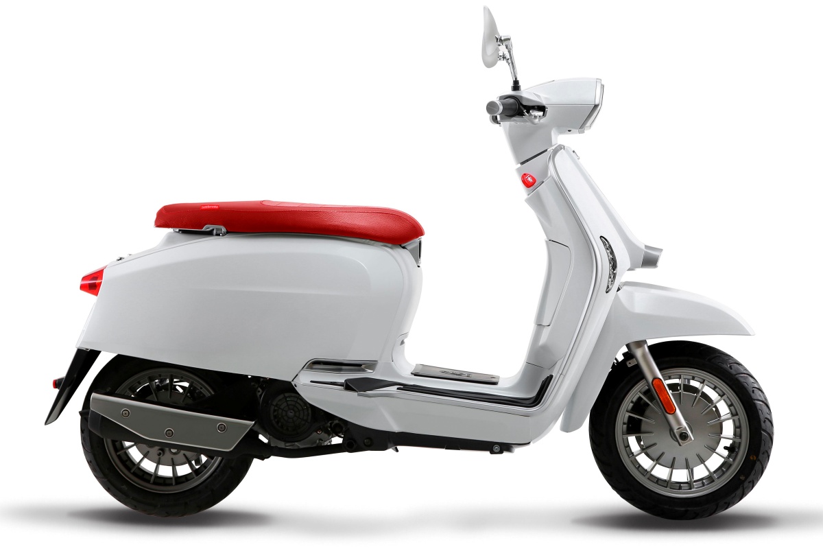 Lambretta blanca con asiento rojo