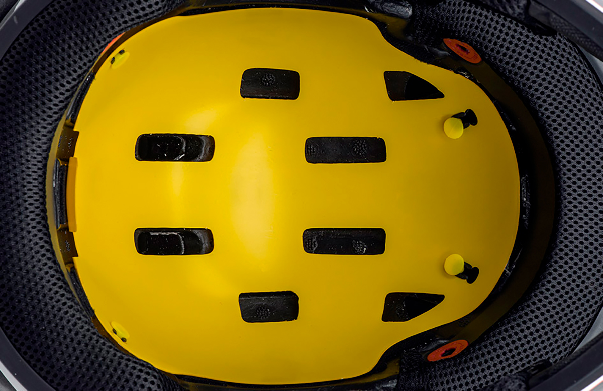 La malla MIPS BPS incrustada dentro de un casco de moto Bell