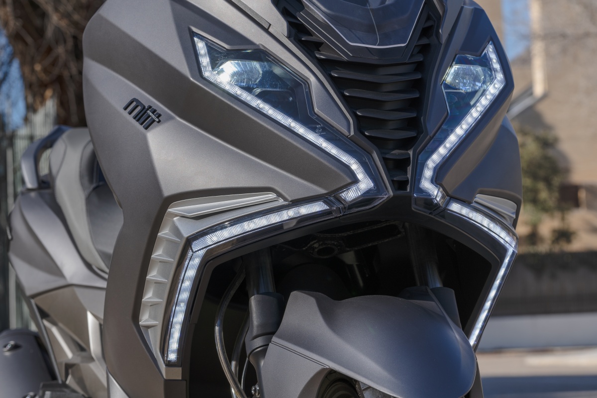 MITT 125 GT-MAX 2022 - firma luminosa muy reconocible