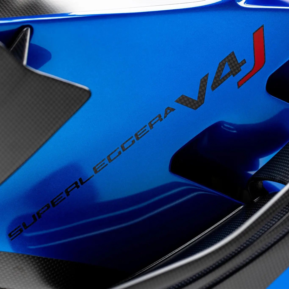 Un detalle del nombre de esta singular Ducati Superleggera V4J