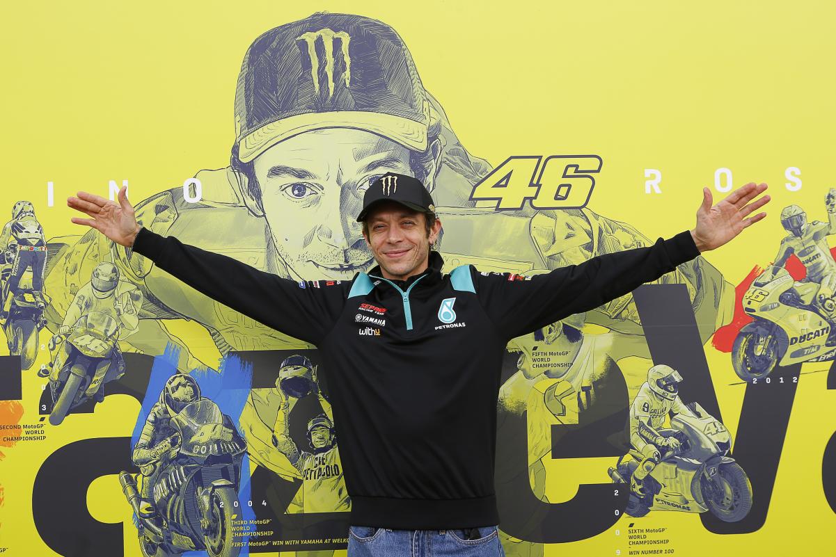 Valentino Rossi fue el centro de atención de todos durante el GP de Valencia