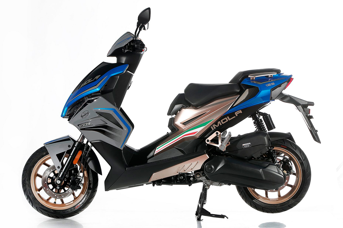 El nuevo scooter FB Mondial Imola en el acabado Blue Acque Minerali (Azul Acque Minerali)