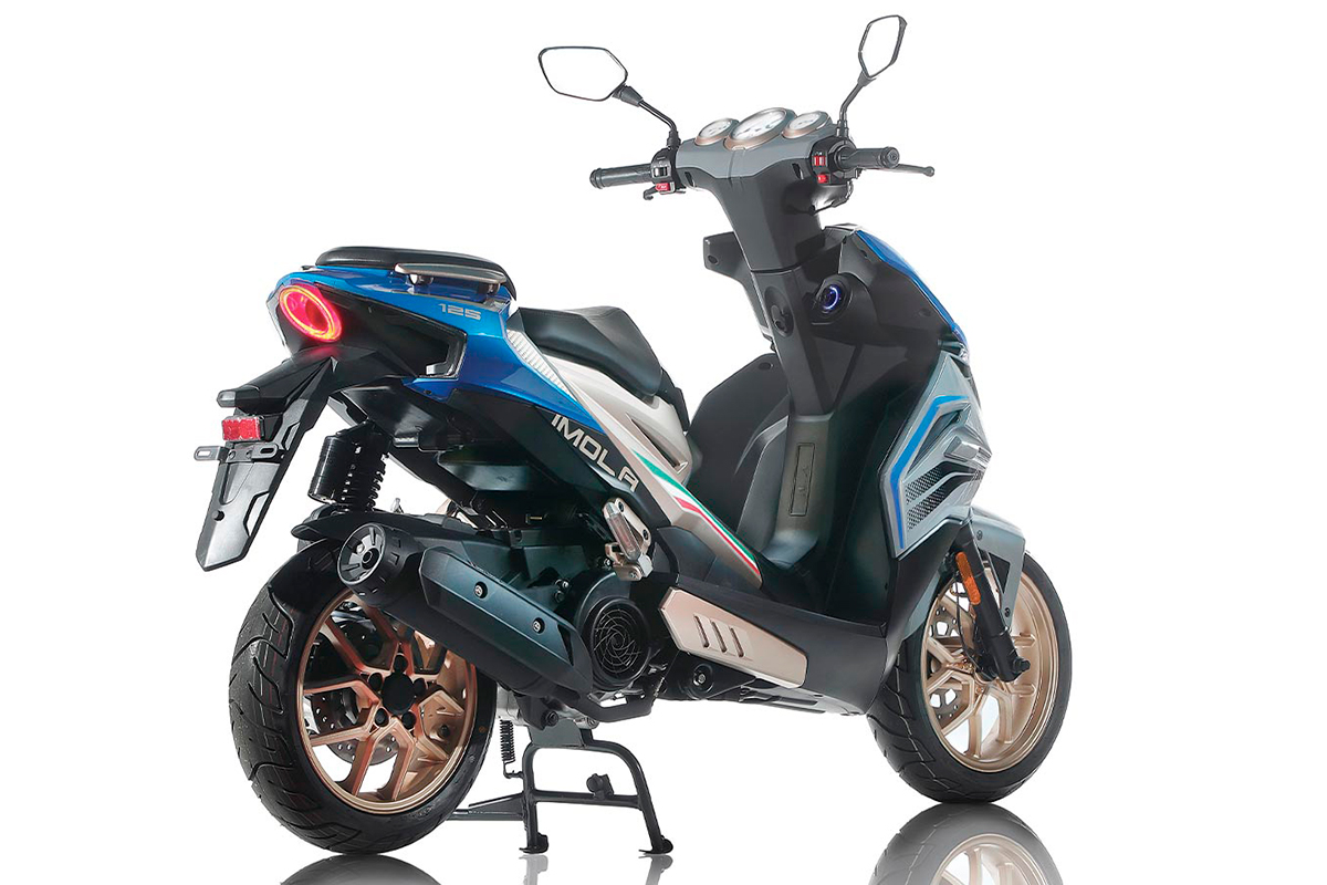 El nuevo scooter FB Mondial Imola 2022 en vista trasera de tres cuartos