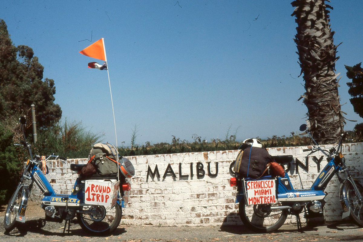 El road trip norteamericano de 1978 a lomos del Peugeot 103 pasó por Malibú