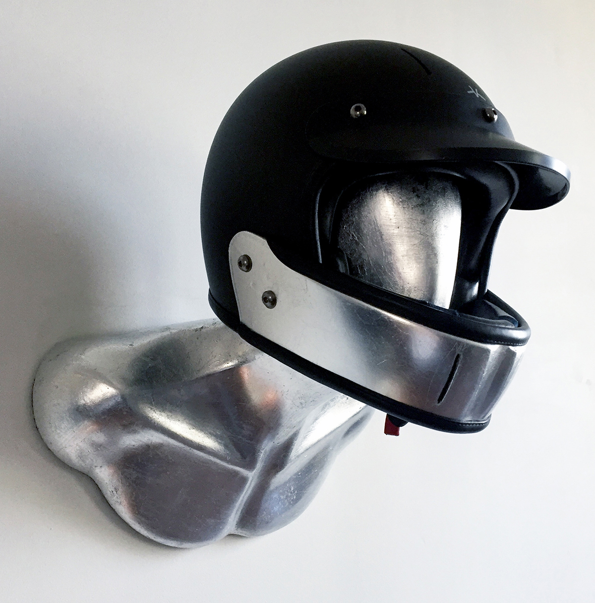 ¡Et voilá! Aquí tienes el portacascos de moto de lujo cumpliendo su función