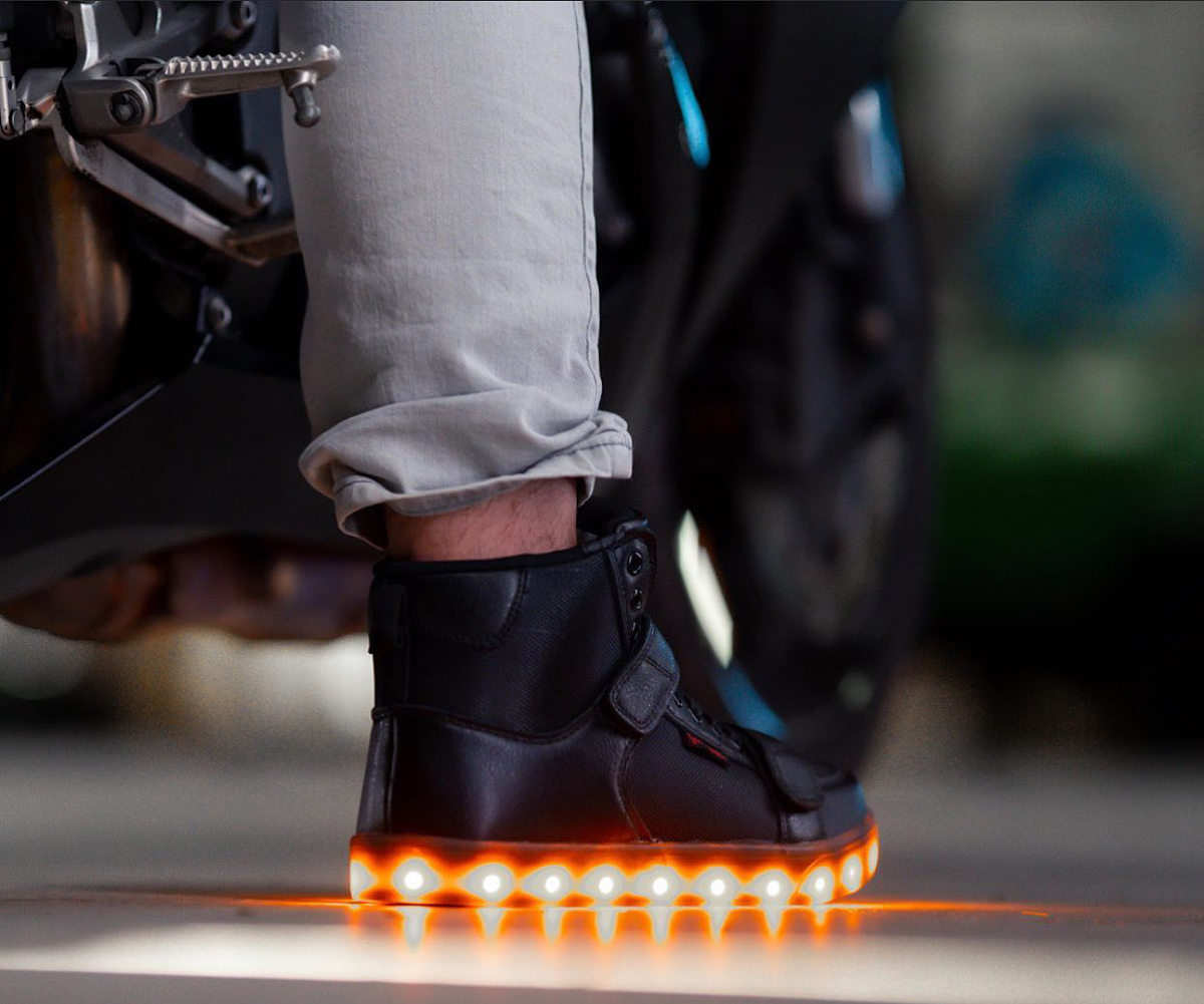 El calzado con luces Full LED deberá estar homologado para su uso en moto