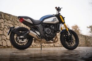 CFMoto 700CL-X Heritage 2021 - lateral derecho