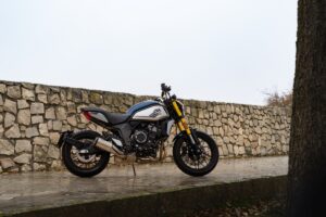 CFMoto 700CL-X Heritage 2021 - Vista lateral
