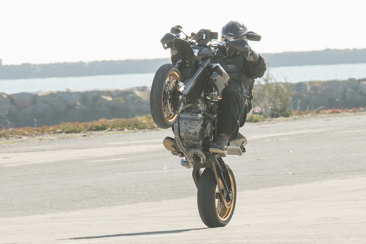 La KTM 1190 XLSM de RATicate haciendo un caballito