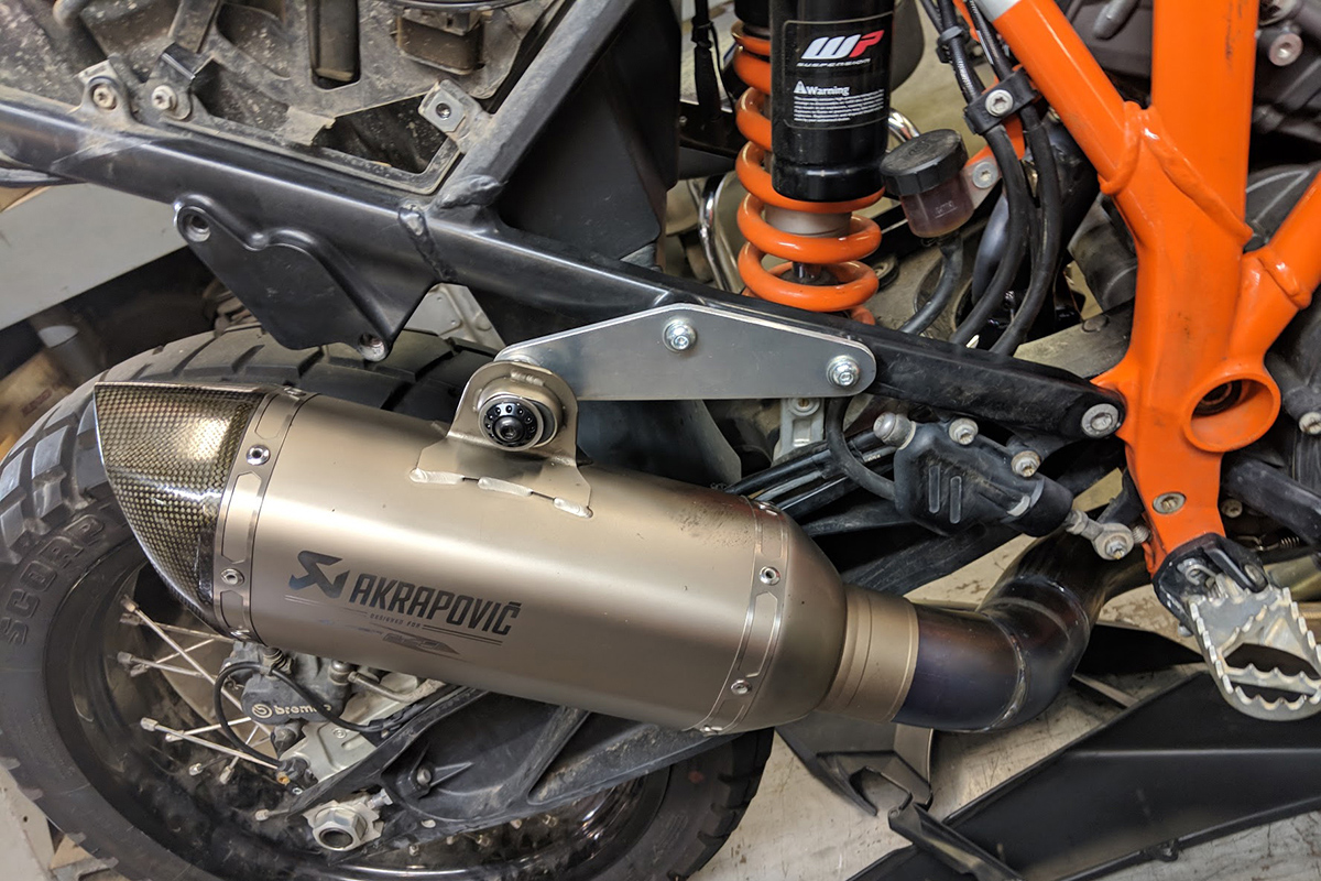 Detalle del escape y la suspensión trasera de la KTM 1190 XLSM de RATicate