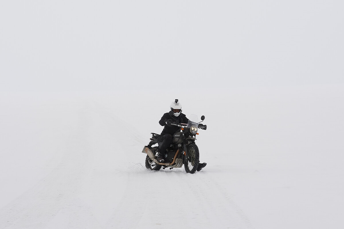 Una Royal Enfield Himalayan sobre un manto de nieve