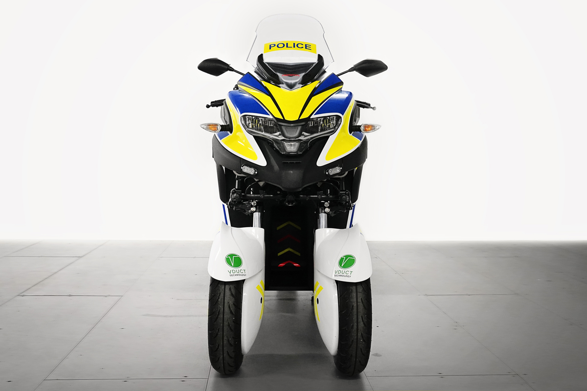 Visto de frente no se aprecia el V-Duct del WEMCF300R, el scooter con agujero