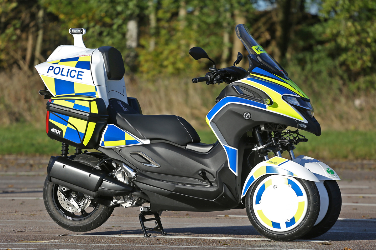 A simple vista, el scooter con agujero parece una moto de la Policía más