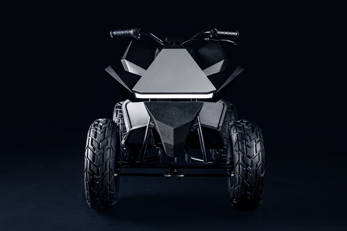 El Tesla Cyberquad infantil se caracteriza por ese diseño cuadriculado del Tesla Cybertruck