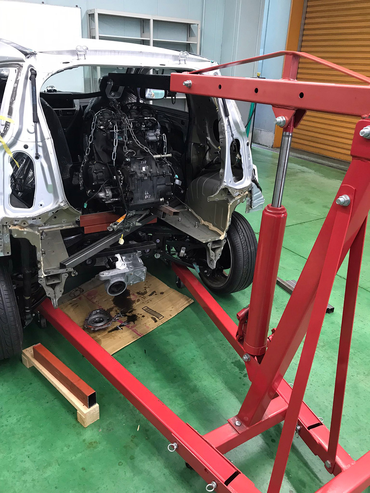 El Toyota iQ recibiendo el motor de la Kawasaki Ninja ZX-14R