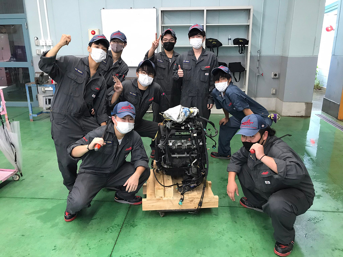Los alumnos del Saijidai celebrando que ya tienen el motor de la ZX-14R desmontado