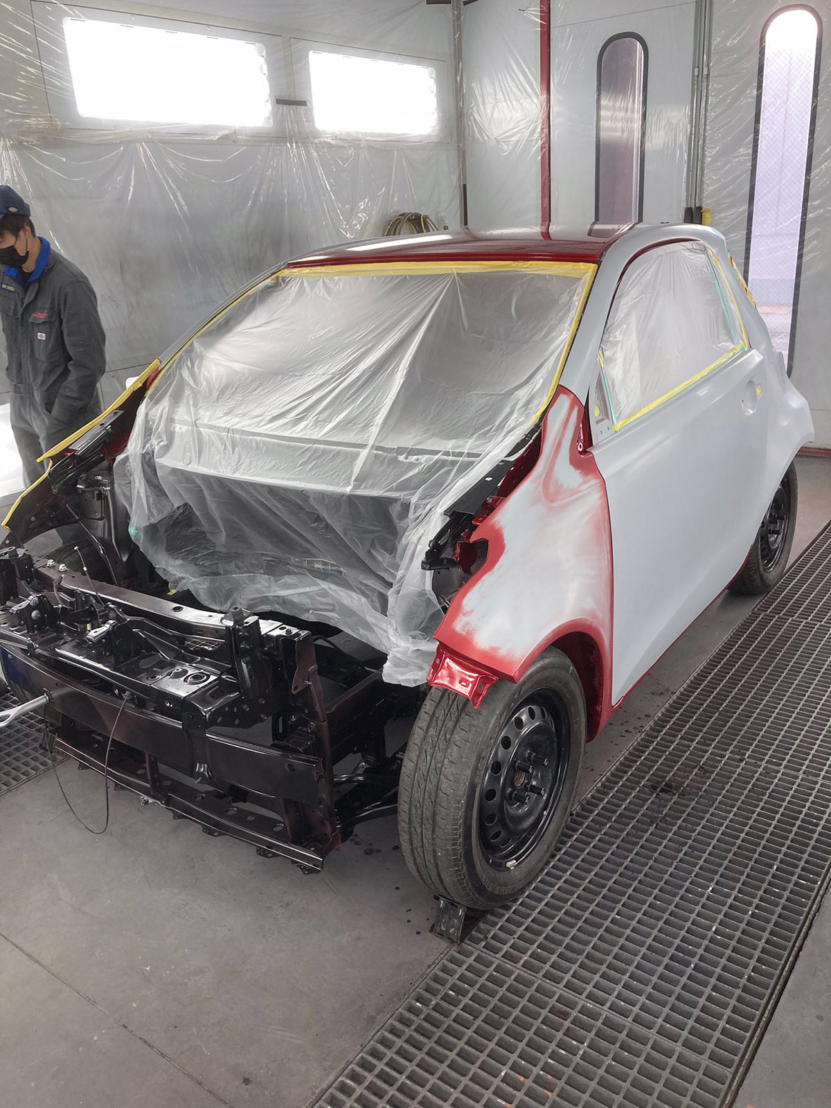 El Toyota iQ en pleno proceso de pintura