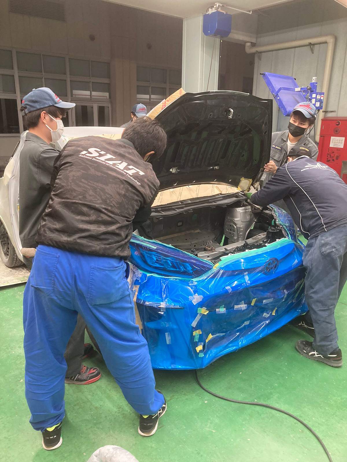 El Toyota iQ tuvo que ser desmontado casi por completo para recibir su nuevo motor