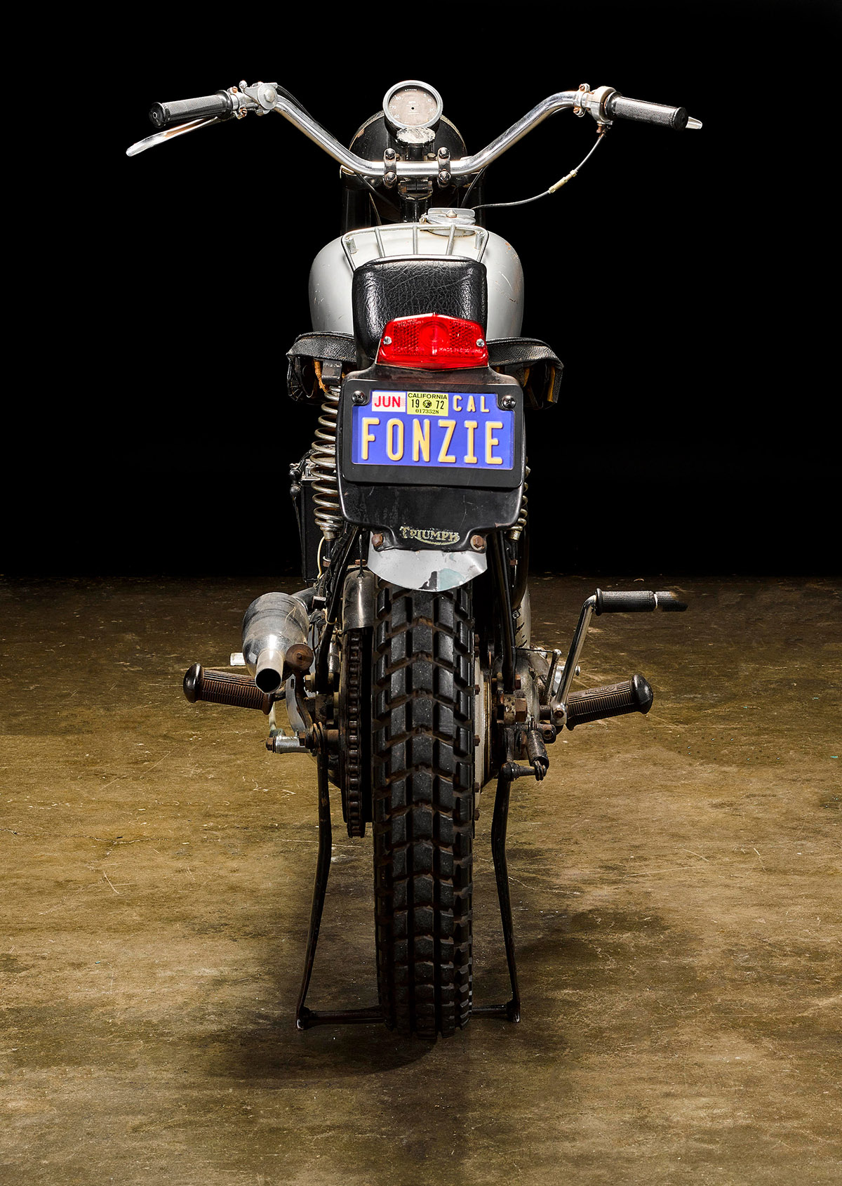 La Triumph Trophy TR5 500 de Fonz en Happy Days, vista por detrás con la matrícula Fonzie