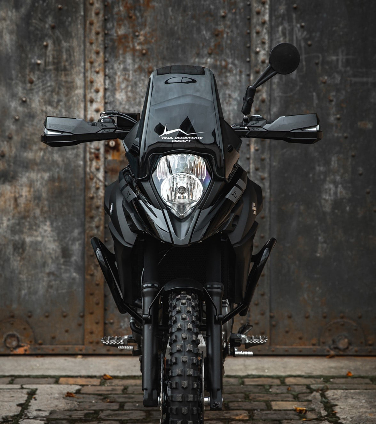 Vista frontal de la Suzuki V-Strom 650 Dark Concept 2