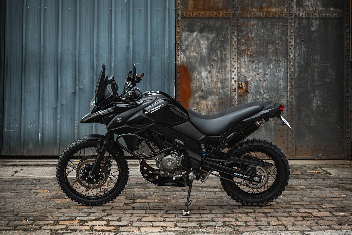 Vista desde la izquierda la Suzuki V-Strom 650 Dark Concept 2 luce igual de impresionante