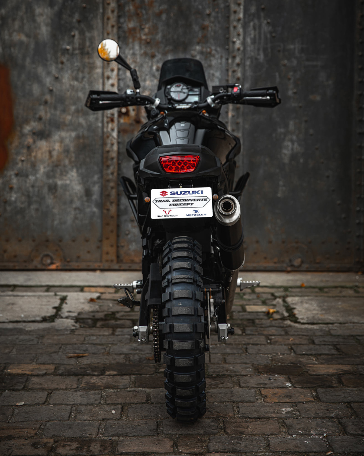 La Suzuki V-Strom 650 Dark Concept 2 vista por detrás