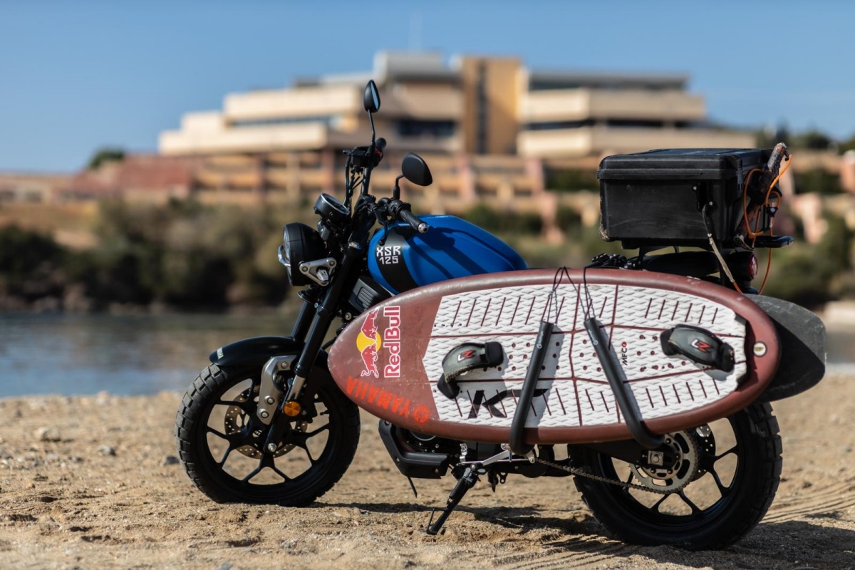 La Yamaha XSR125 'Free Spirits' con la tabla de surf