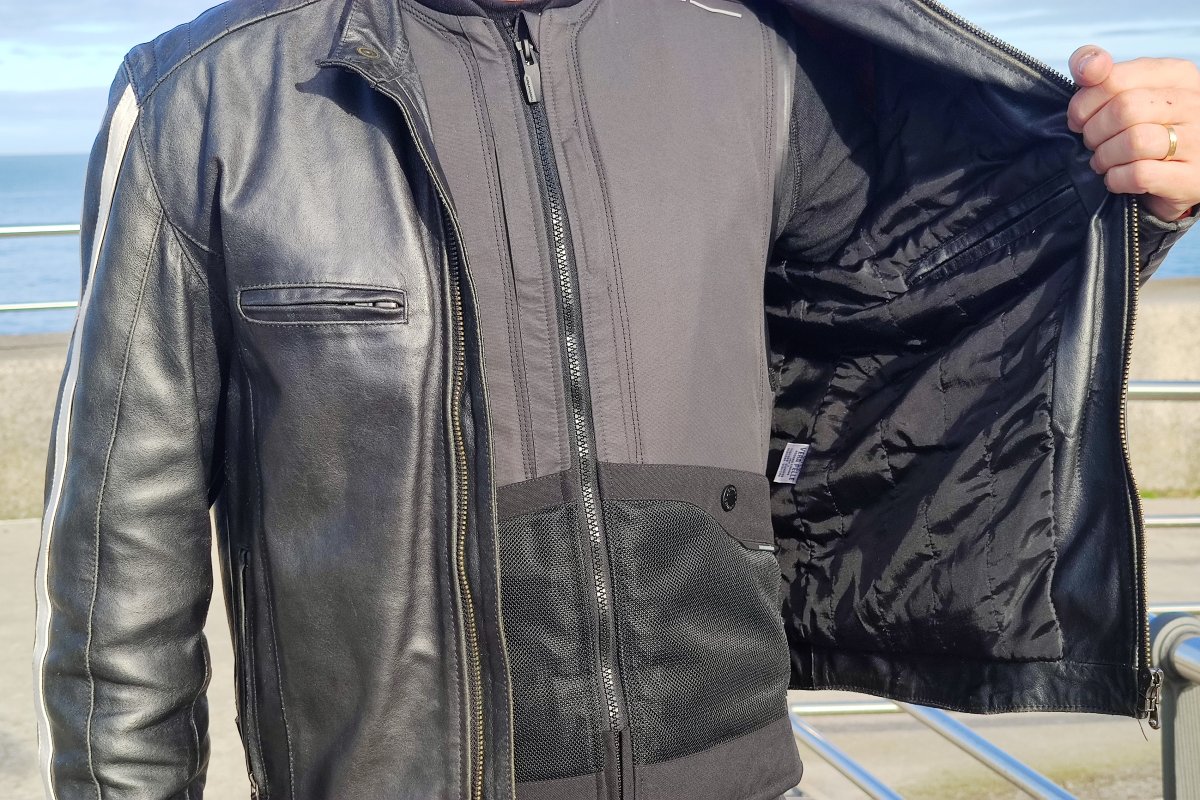 Tendrían que llevar airbag todas las chaquetas de moto del futuro? 