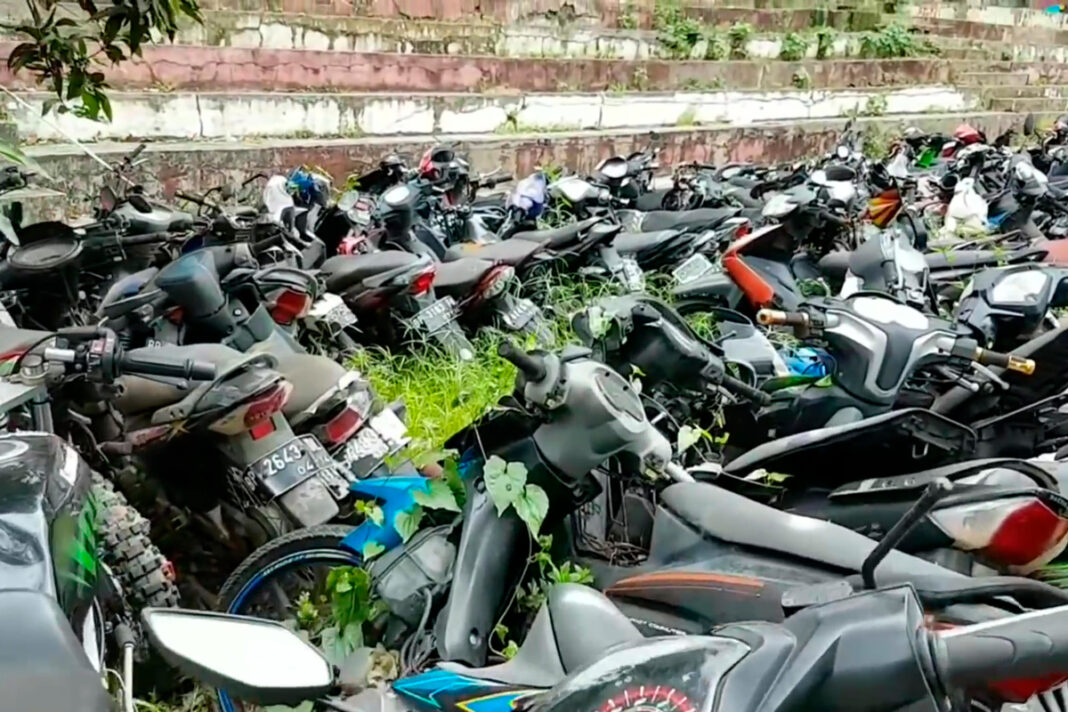 Miles de motos a lo largo de todo México se oxidan sin remedio en depósitos como este sin nadie que las reclame