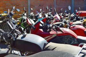 Muchas motos languidecen en los depósitos policiales de México sin nadie que las reclame