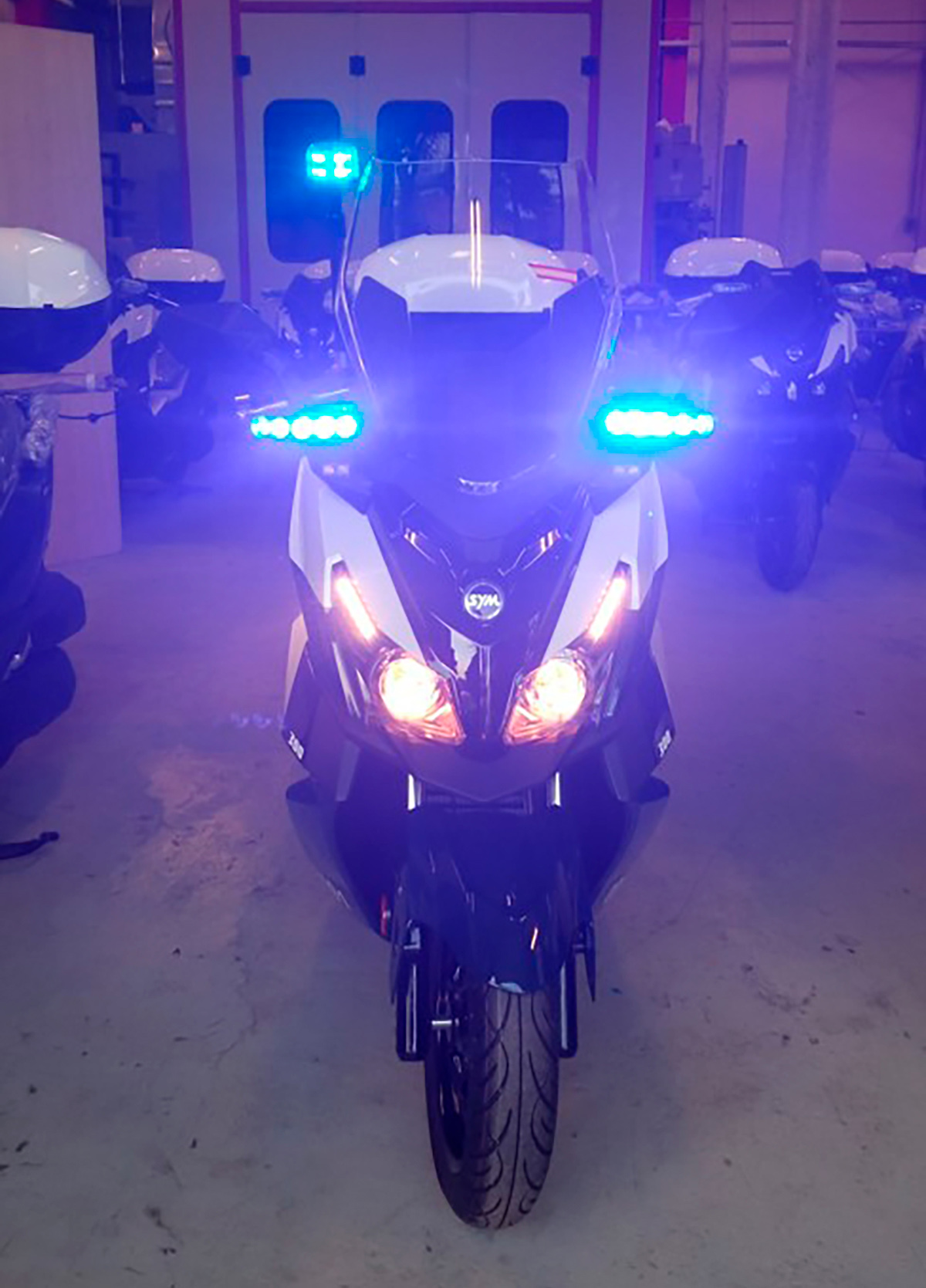 El SYM Cruisym 300 con las luces de la Policía Nacional encendidas