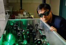 El Dr. Quach en su laboratorio de la Universidad de Adelaide estudiando la tecnología de las baterías cuánticas