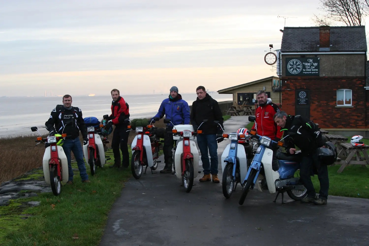 Seis amigos, seis Honda Super Cub C90 y 2.600 km por recorrer