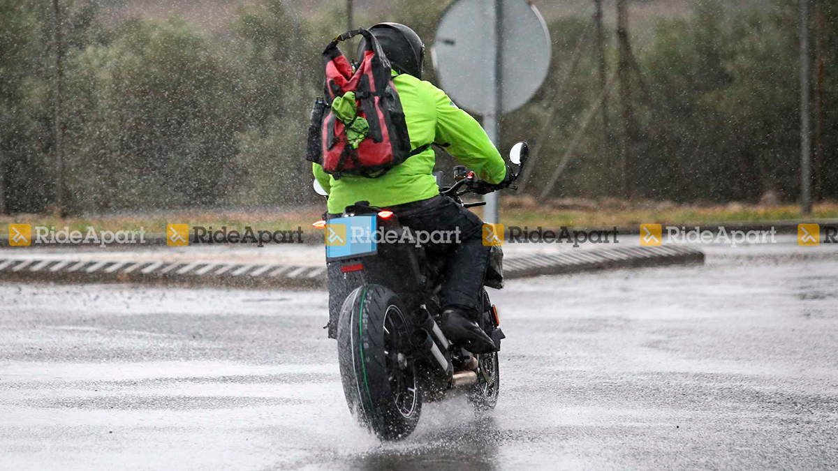 5 años después, la Vitpilen 1301 de Husqvarna se parece más que nunca a la KTM Super Duke
