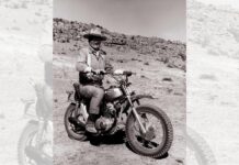 John Wayne a lomos de una Honda SL 350 durante el rodaje de 'Big Jake'