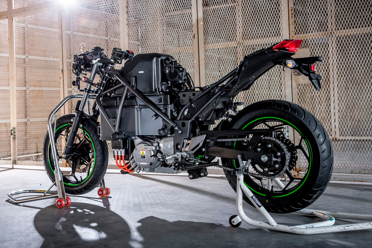 Kawasaki comenzará las ventas de sus primeras eléctricas e híbridas ya en 2022
