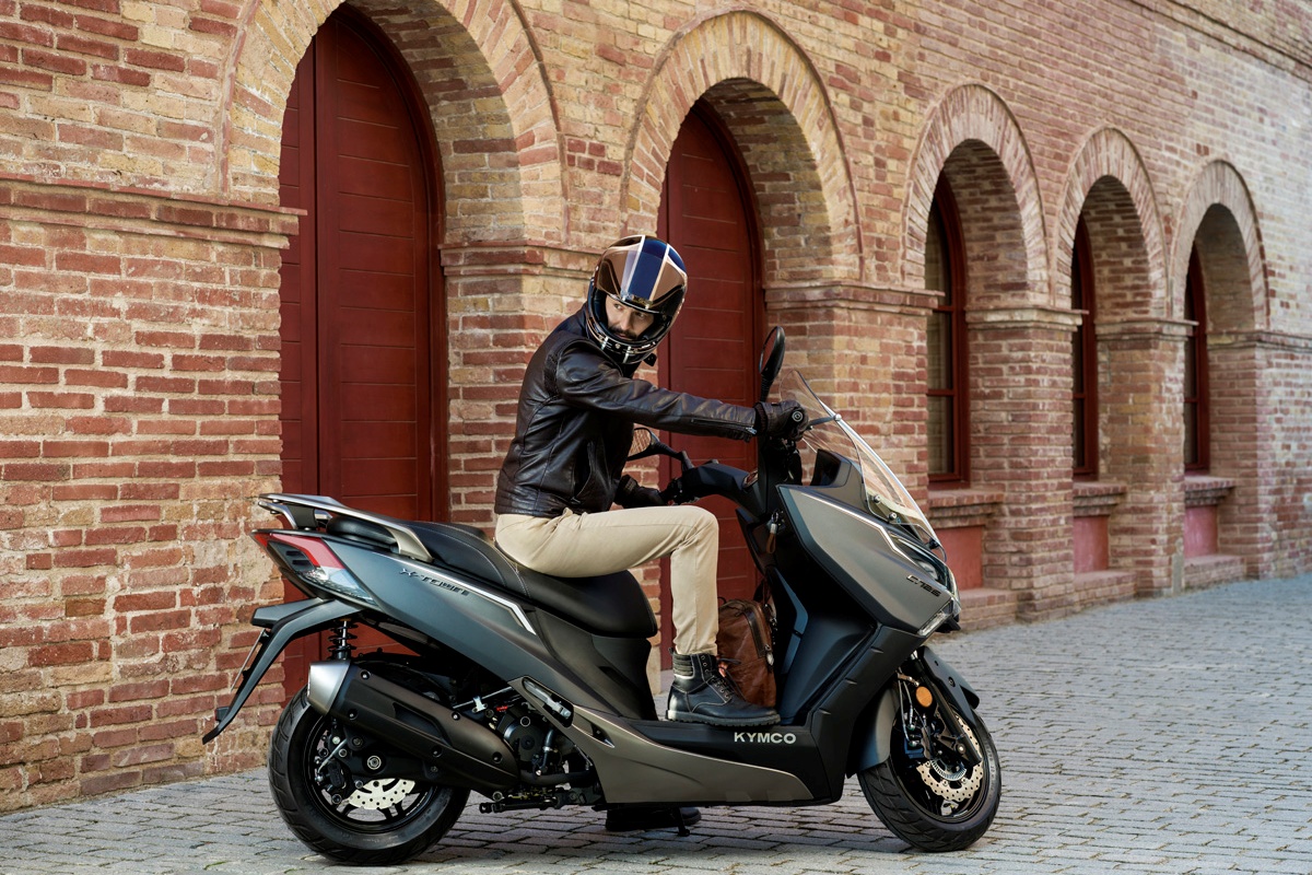 KYMCO X-Town CT 125 con motorista