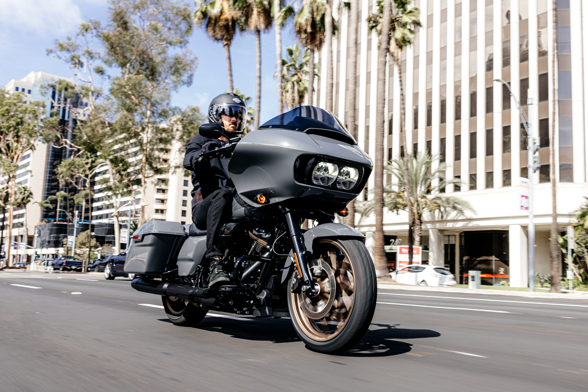 La nueva Harley-Davidson Road Glide ST 2022 en acción