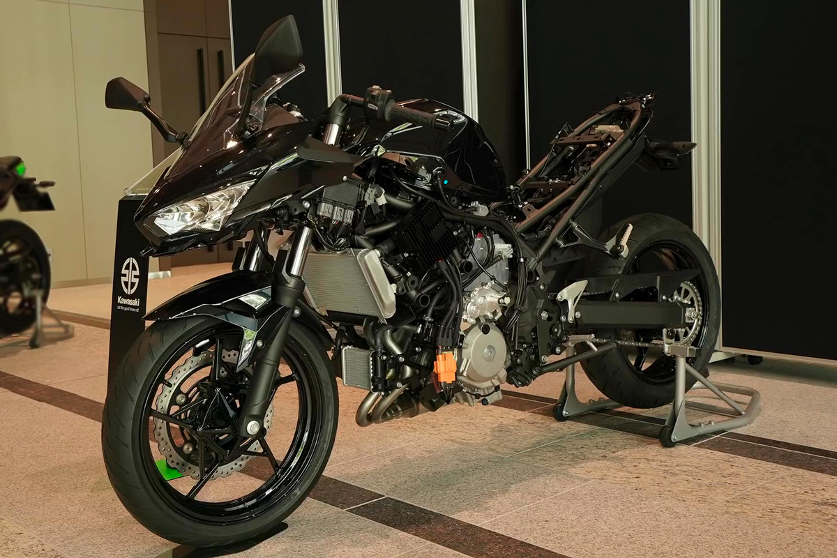 El primer prototipo de la nueva híbrida de Kawasaki se presentó a finales de octubre
