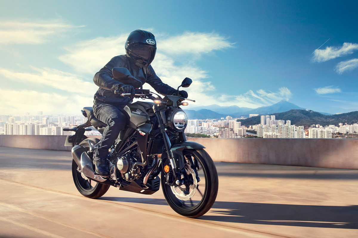 La Honda CB300R se muestra más ágil que nunca en carretera