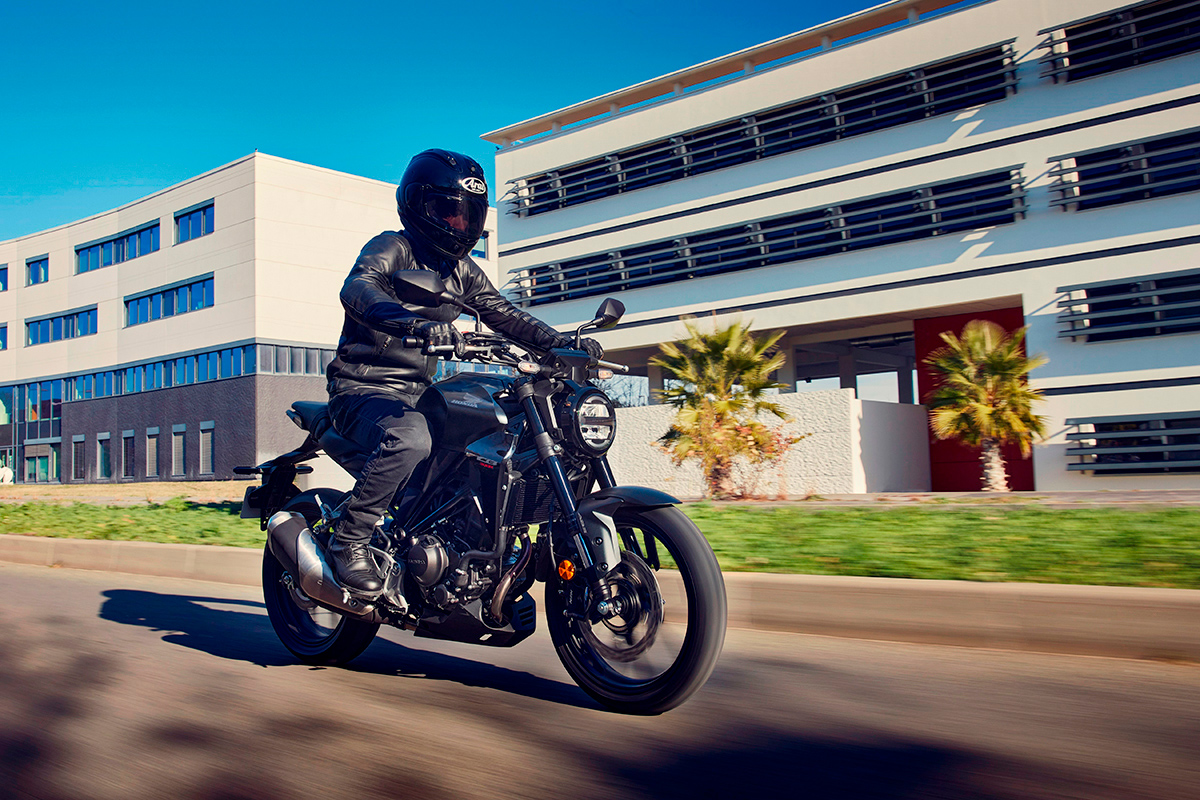 La Honda CB300R 2022, perfecta para moverse por ciudad