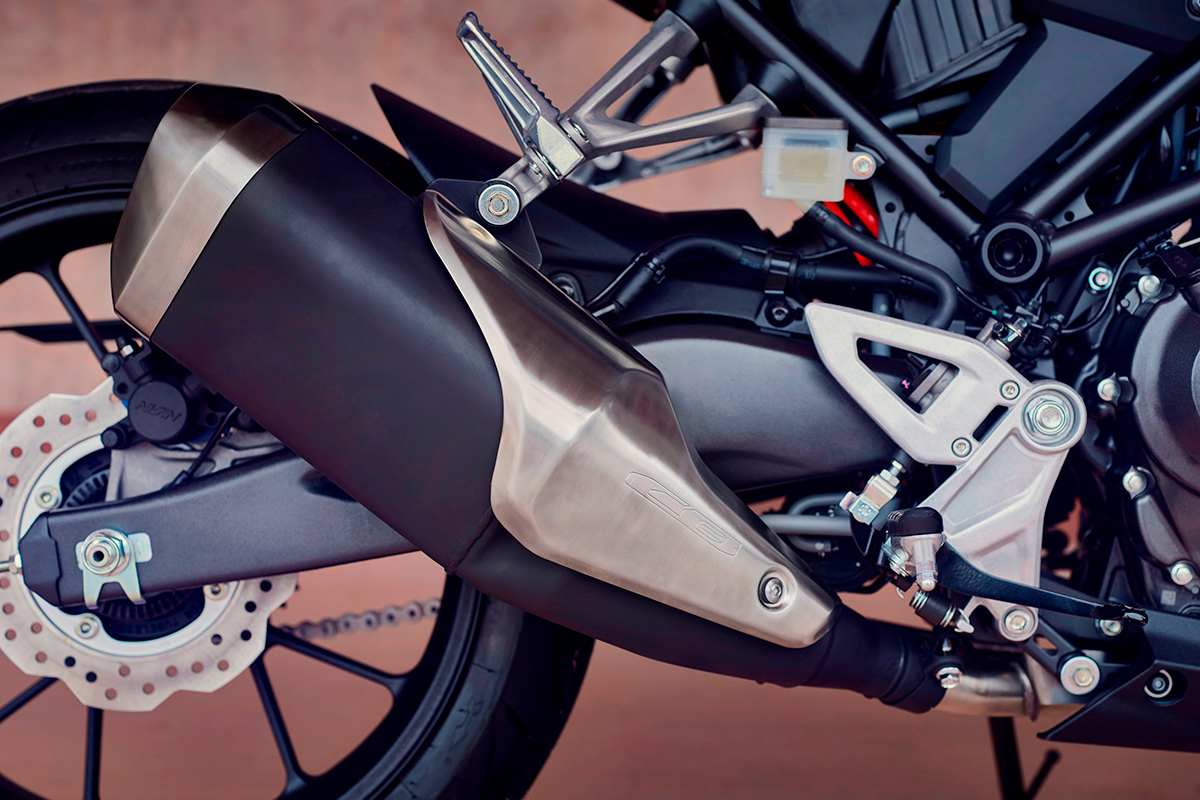 Detalle del silenciador de la nueva Honda CB300R 2022
